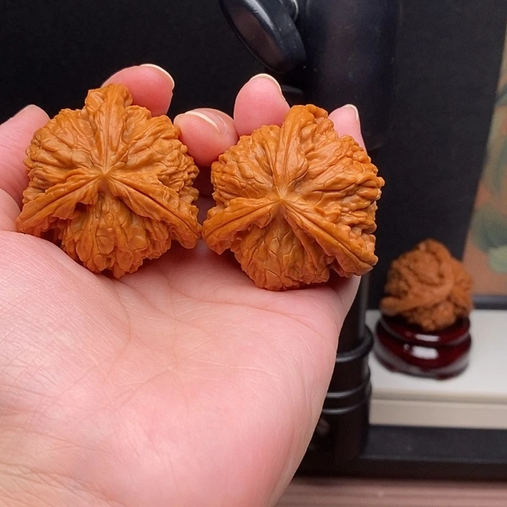 C***;文玩核桃吊坠白奔