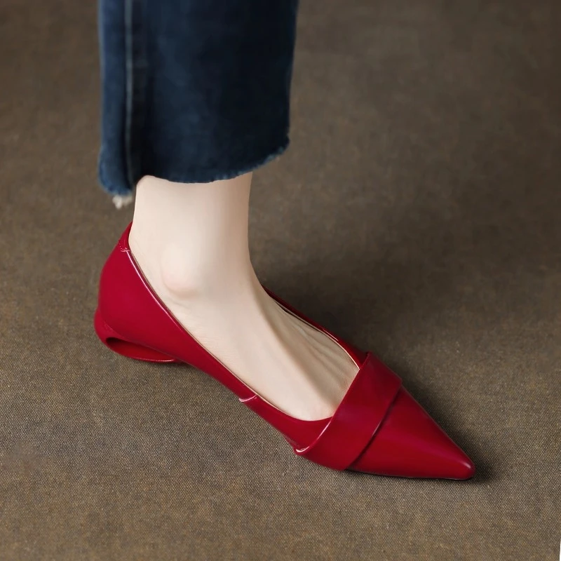 真皮低跟法式尖头浅口单鞋女2025春秋新款平底镂空粗跟奶奶小皮鞋