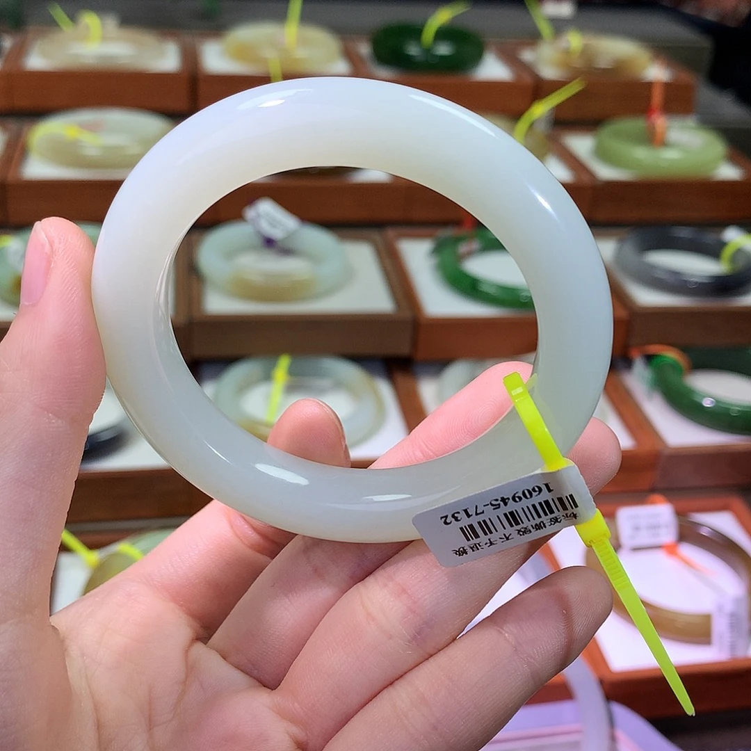 和田玉未镶嵌手镯且末白53+