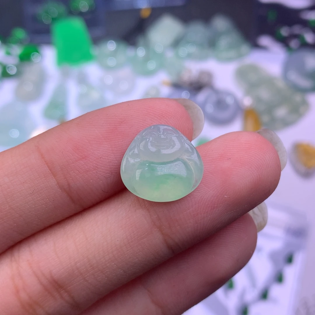 翡翠未镶嵌颈饰佛