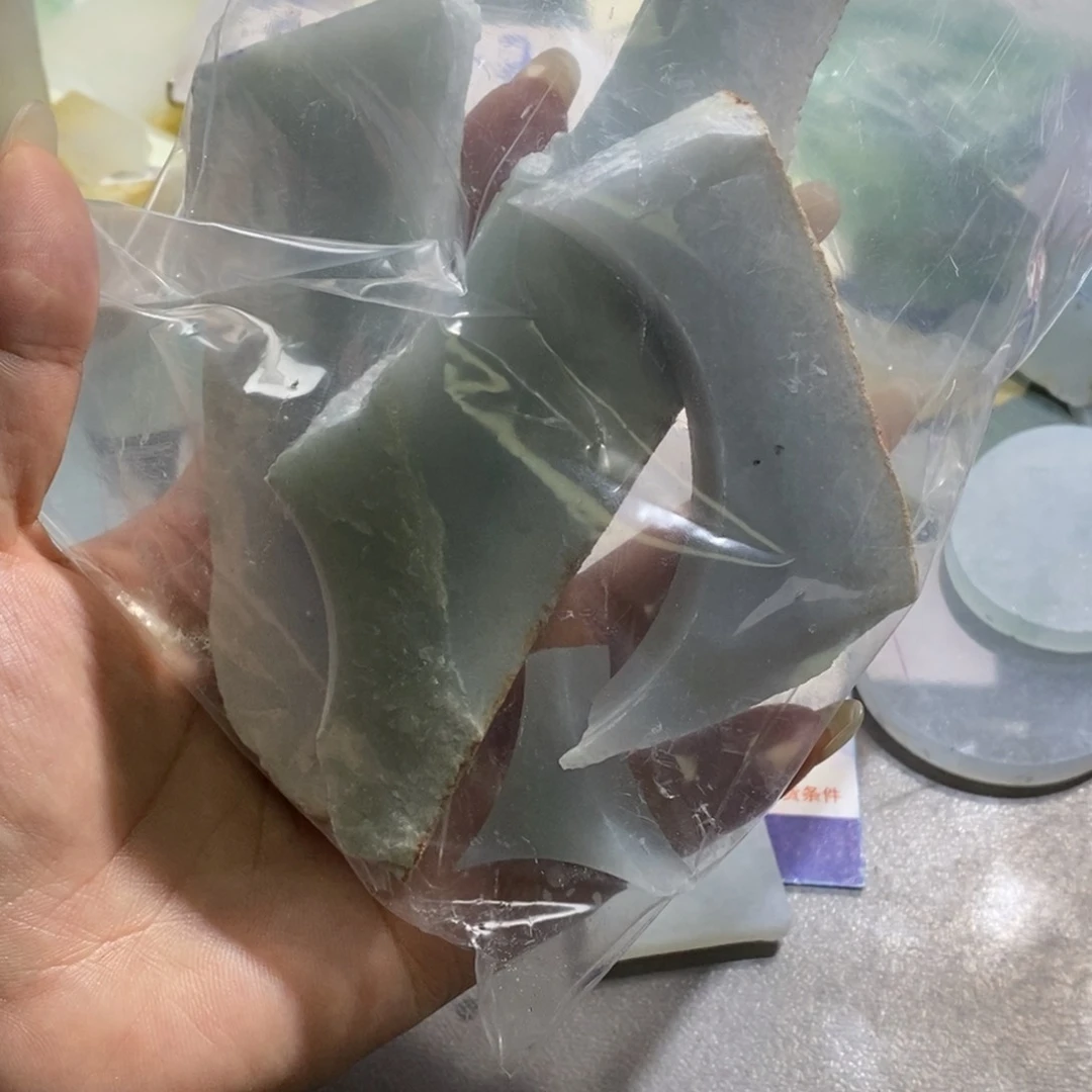 翡翠挂件未镶嵌白****！