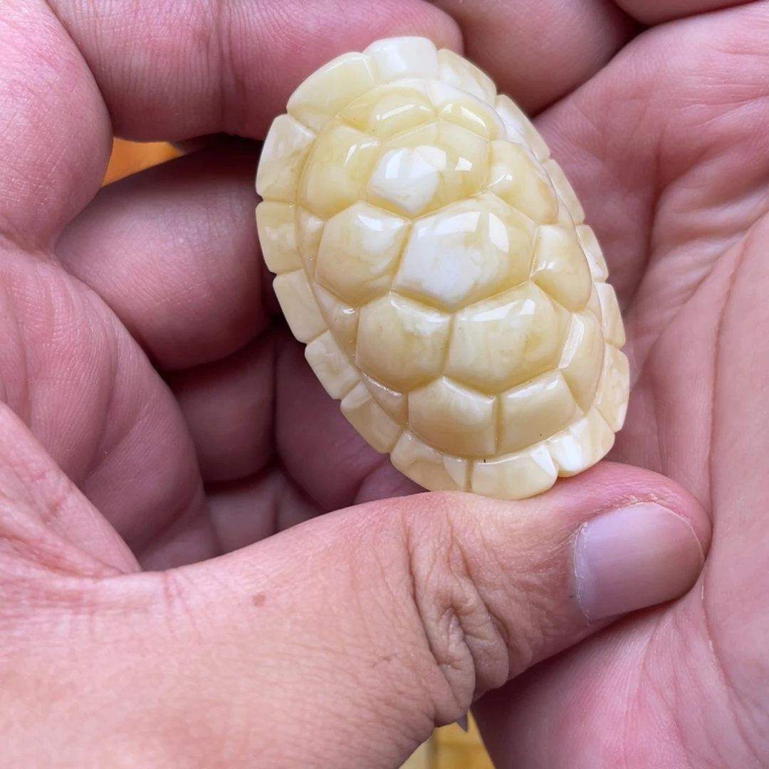 犟***三蜜蜡未镶嵌裸石雕刻