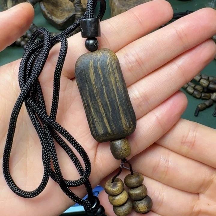 沉香手把件海南乌身圆叶牌牌老料6.6克