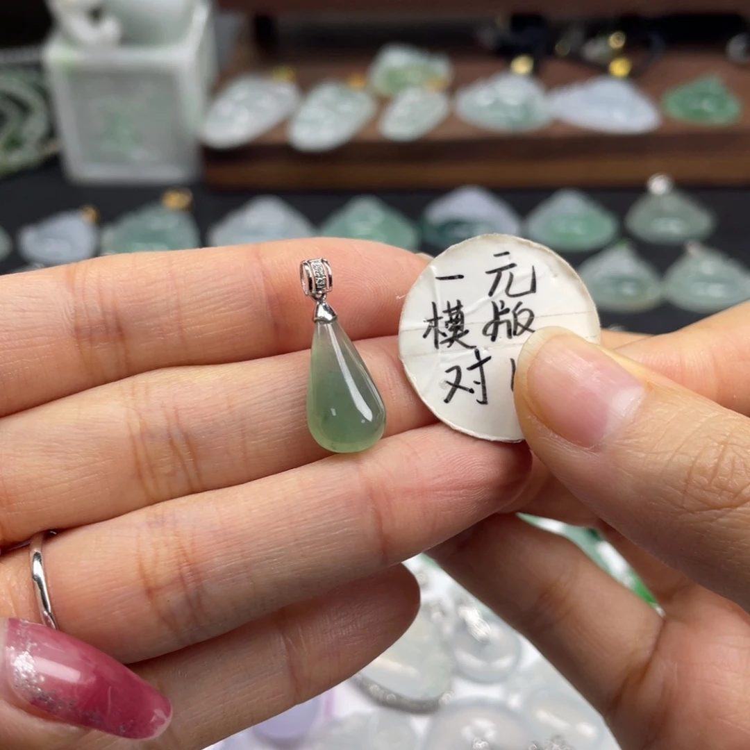 翡翠未镶嵌颈饰水滴