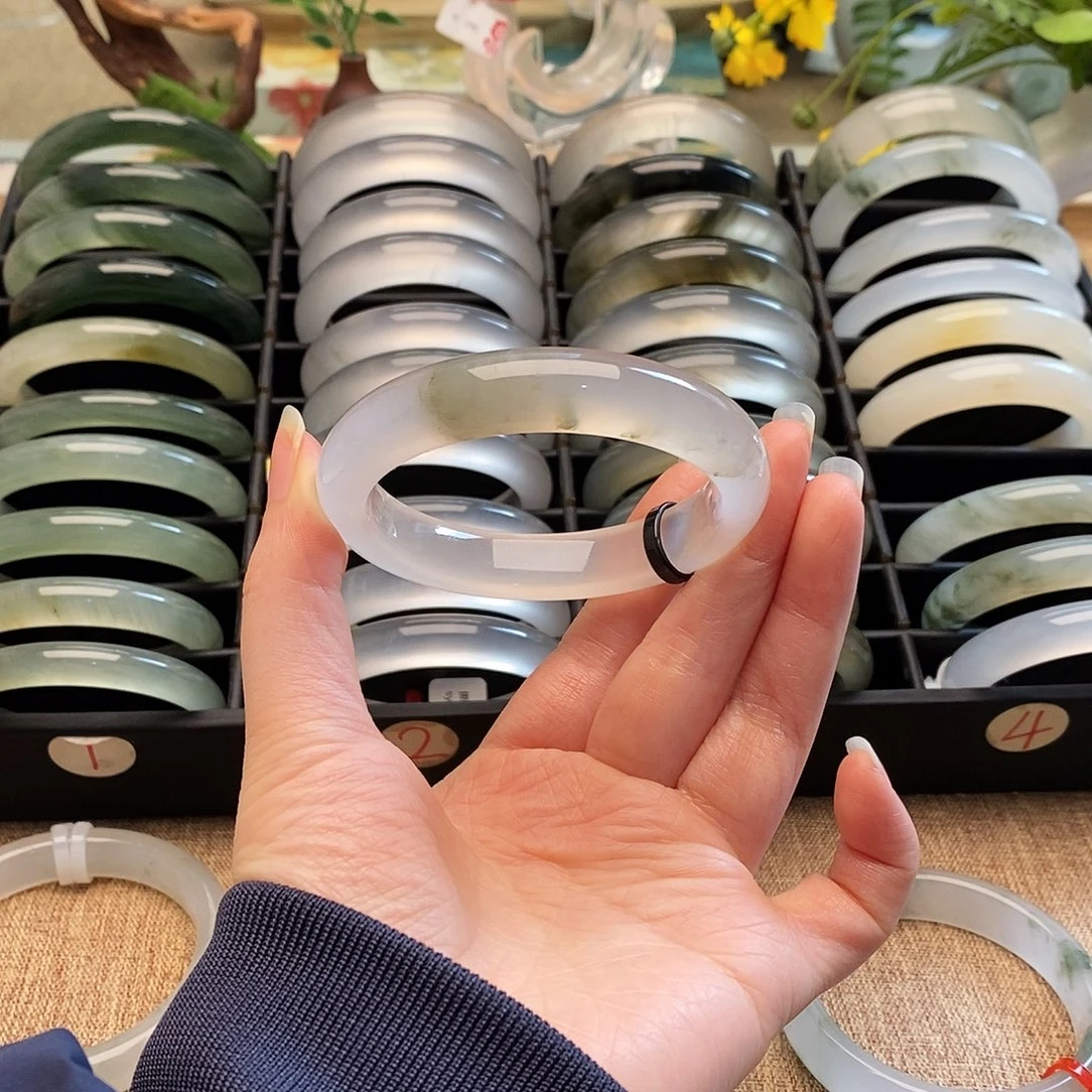 未镶嵌手镯石英质玉