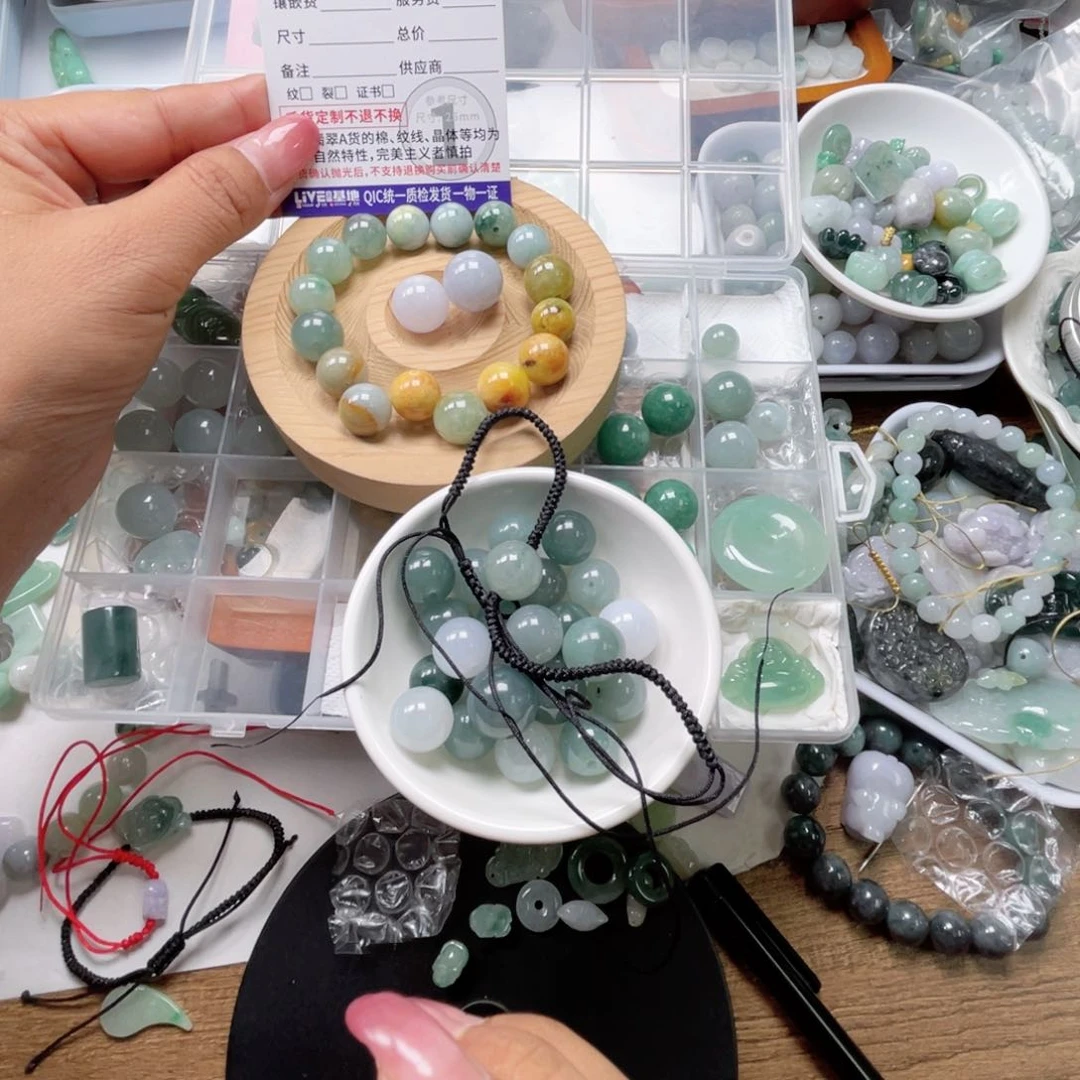 翡翠未镶嵌颈饰婧*