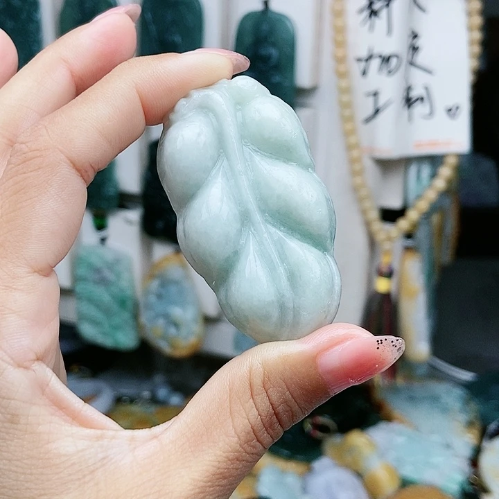 颈饰足铂镶嵌翡翠翡翠