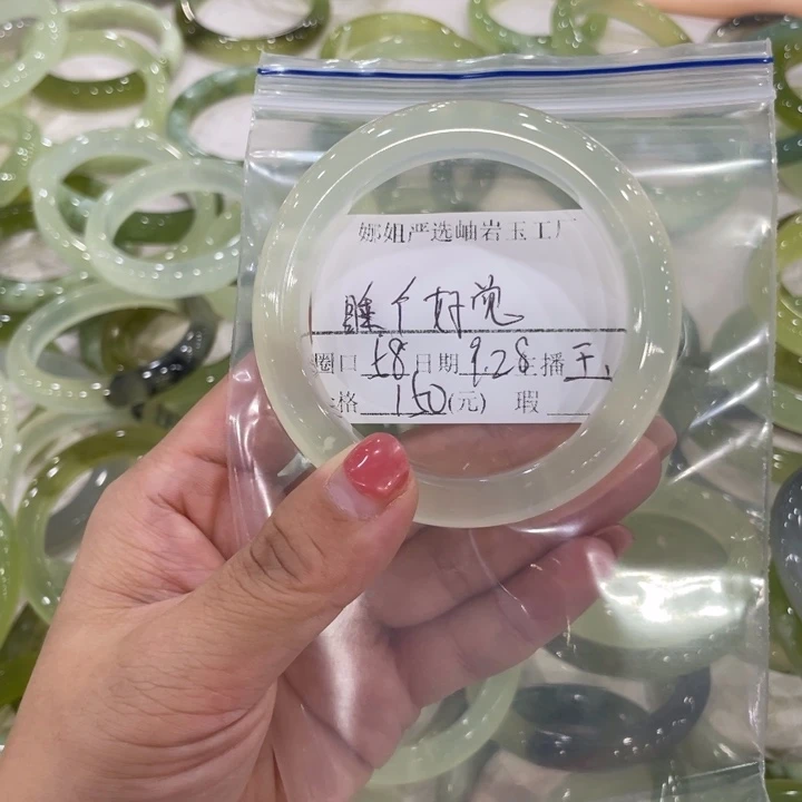 未镶嵌蛇纹石玉手镯睡***?