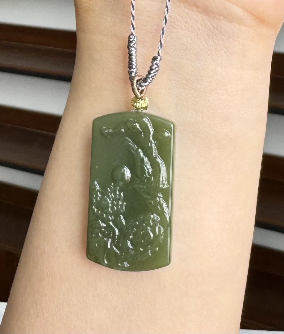 【小婉珠宝】溯源专场·有凤来仪·好事将近-和田玉沙枣绿无事牌吊坠