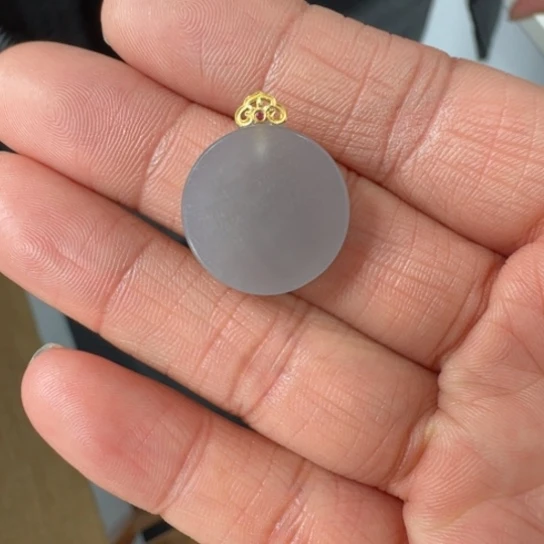 和田玉颈饰18K金镶嵌紫罗兰圆无事牌