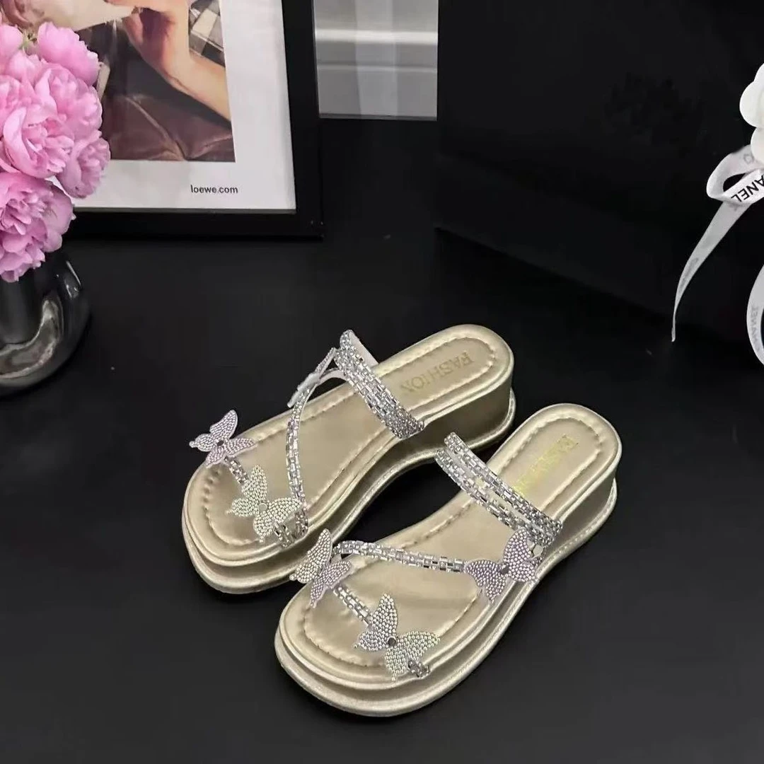 撒仙女风外穿水钻沙滩拖鞋2025夏新款爆款厚底蝴蝶配裙子时尚