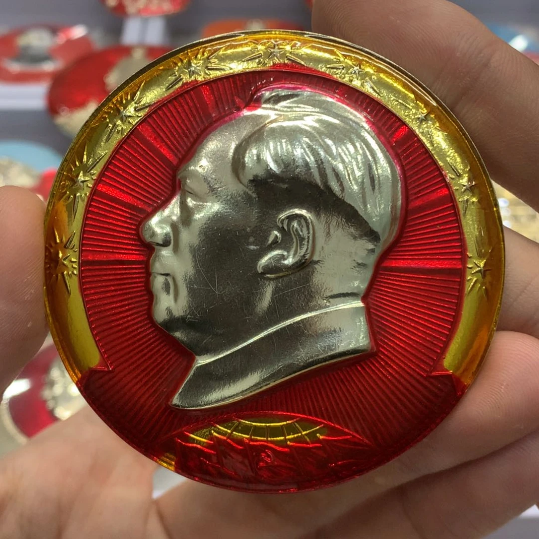 铝精品红色纪念章一枚