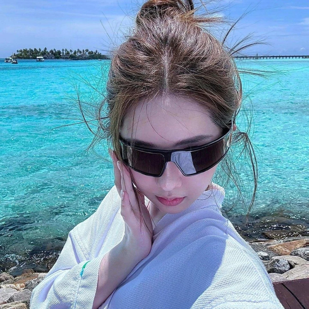 新款CD发箍墨镜二合一时尚未来科技感太阳镜黑色高级板材护目镜