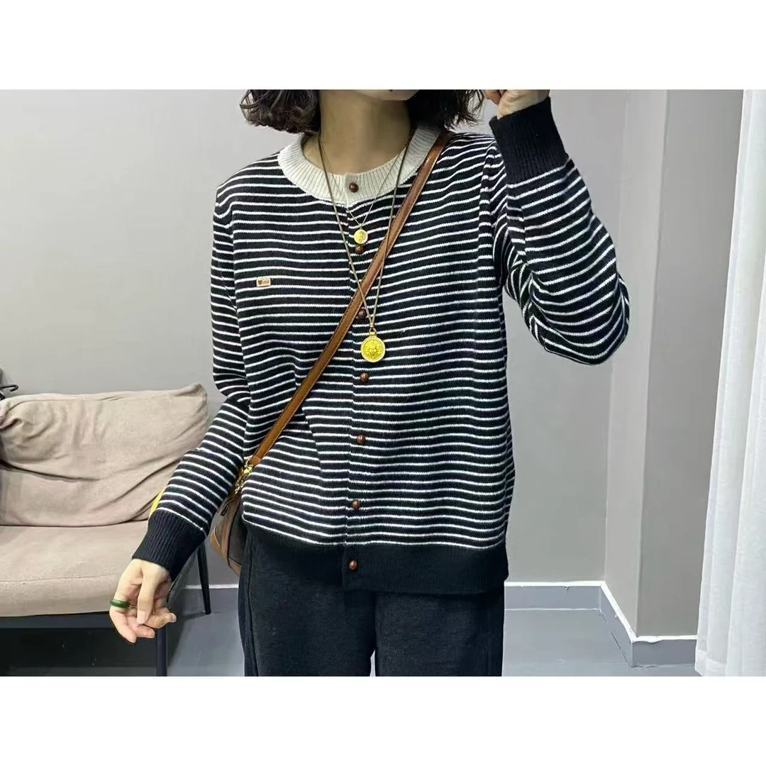 小熊贴标条纹开衫
