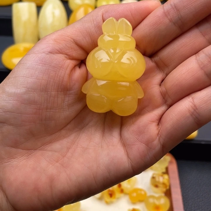 琥珀未镶嵌颈饰蜜蜡