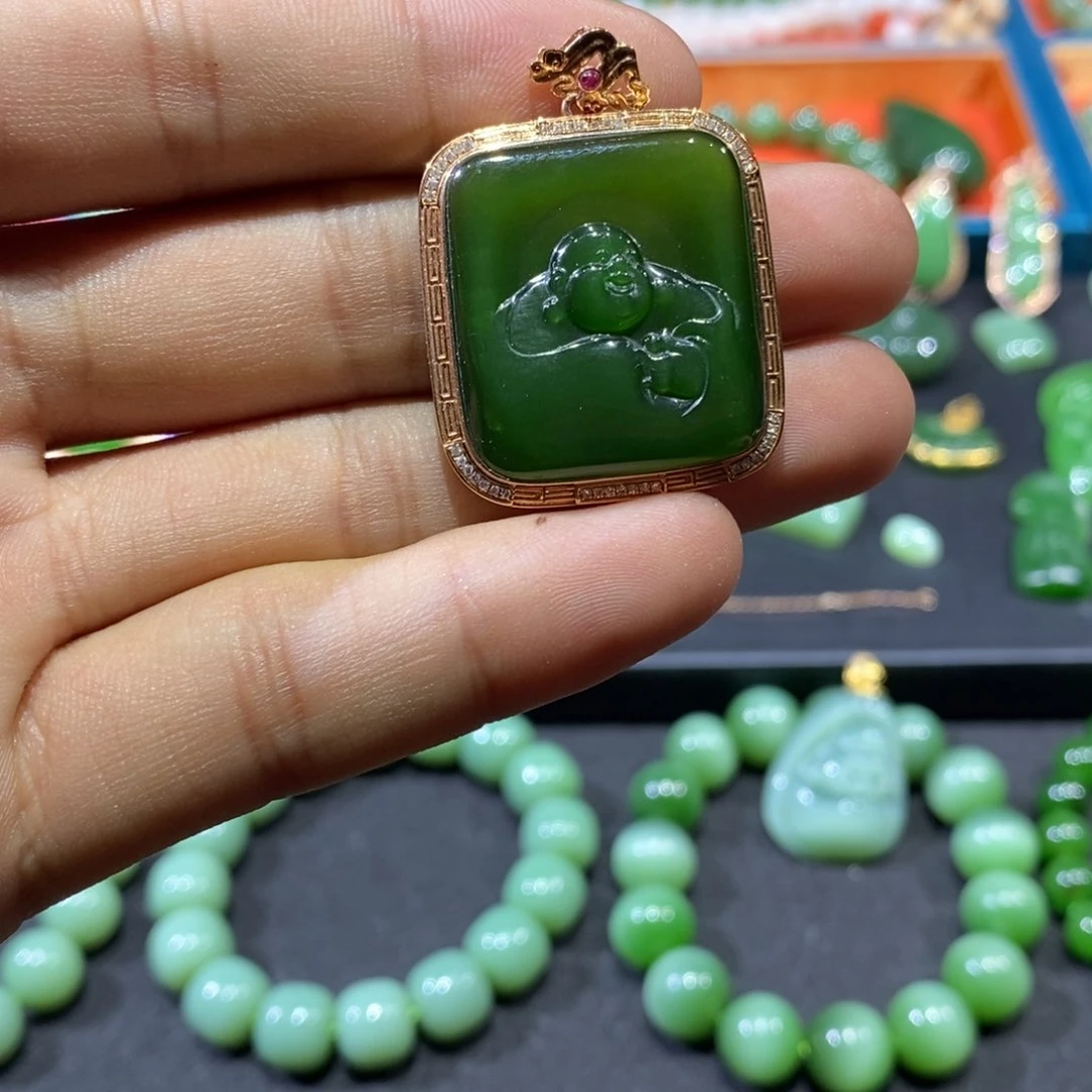 颈饰18K金镶嵌和田玉（碧玉）