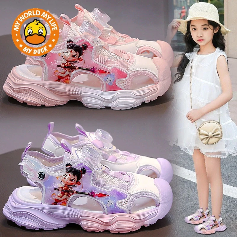 小黄鸭哪吒女童凉鞋包头2025新款夏季儿童运动沙滩网鞋女孩鞋子