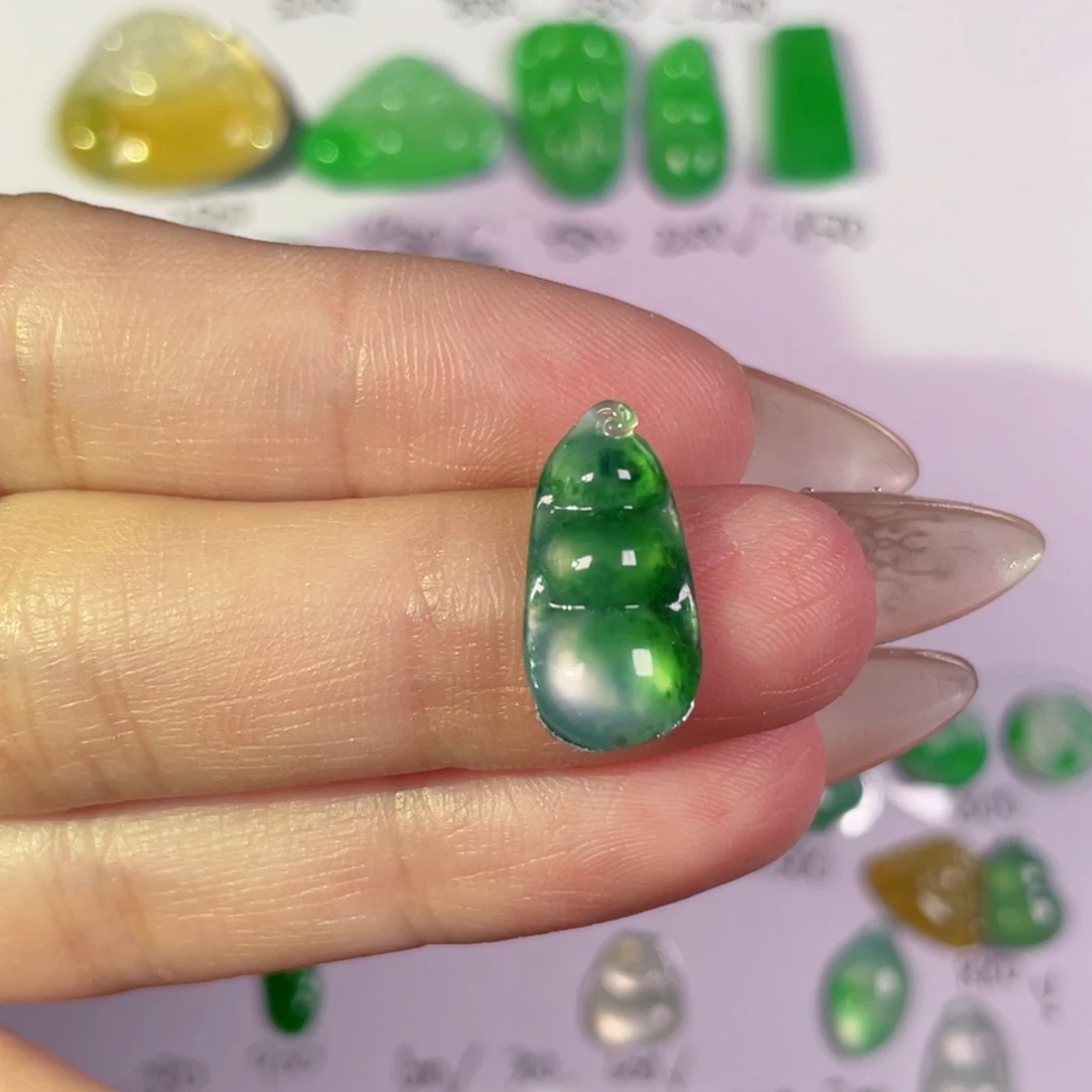 翡翠未镶嵌颈饰裸石