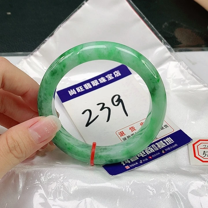 翡翠手镯未镶嵌翡翠