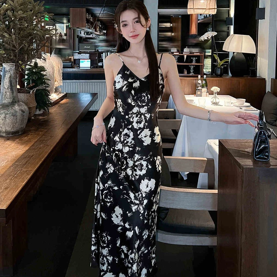 品质女装高端设计感黑色碎花吊带连衣裙女夏2025新款法式气质醋酸