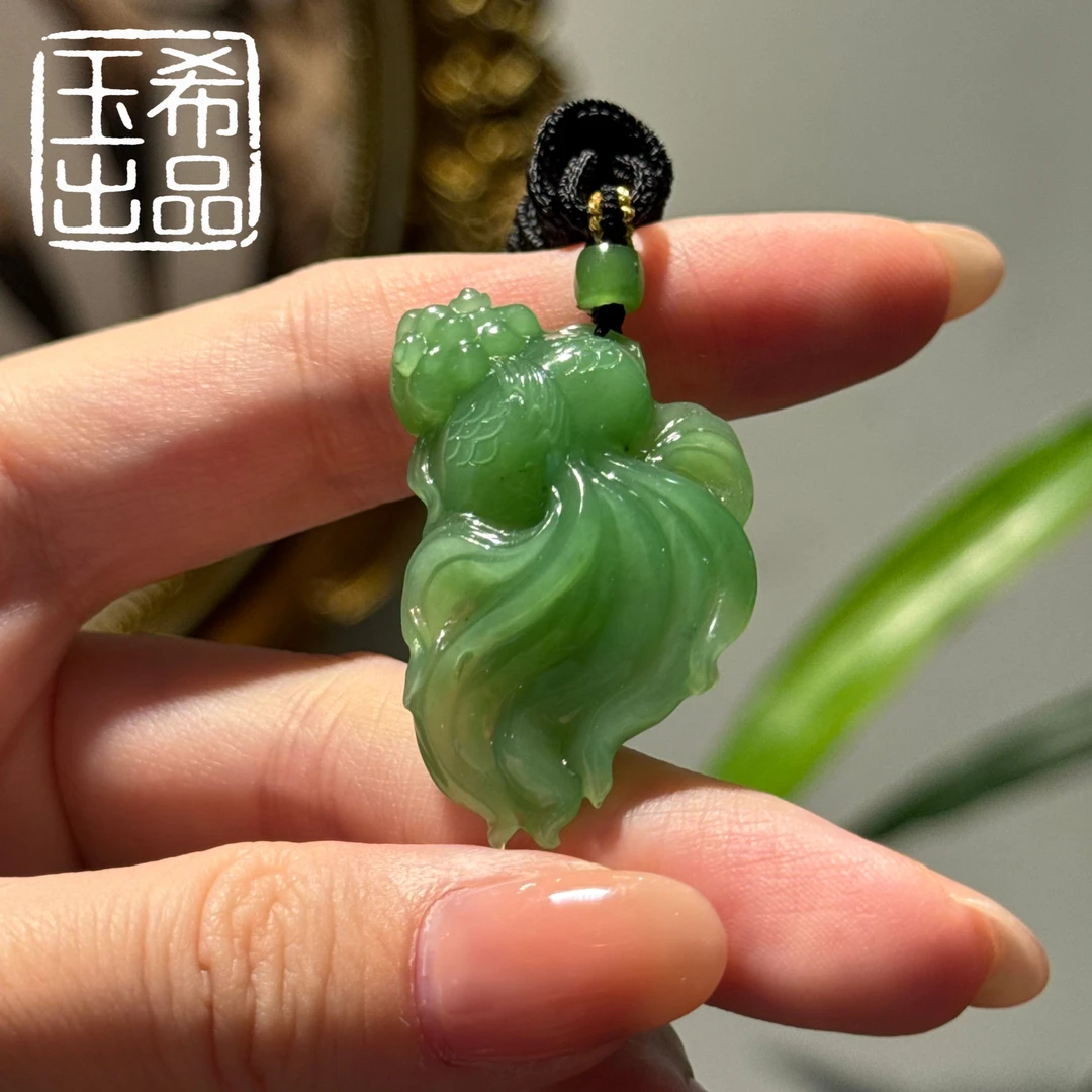 珍藏级 和田玉 俄料 乌兰乌德苹果绿 锦鲤跃龙门吊坠 39*24*9Y672