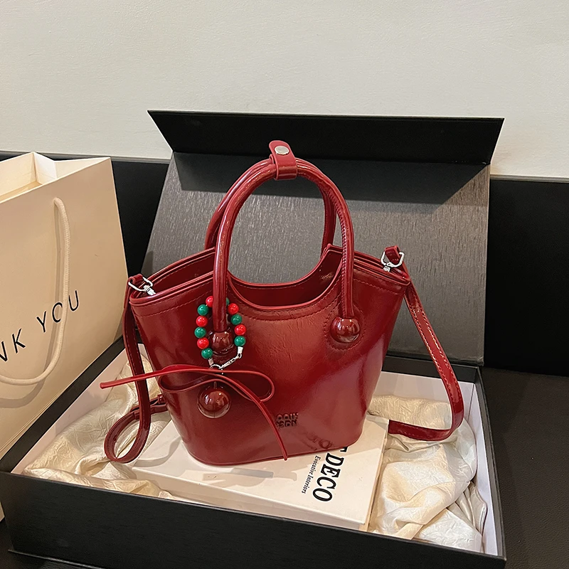软皮质感樱桃热恋手提包托特包包女式2025新款单肩斜挎水桶小包包