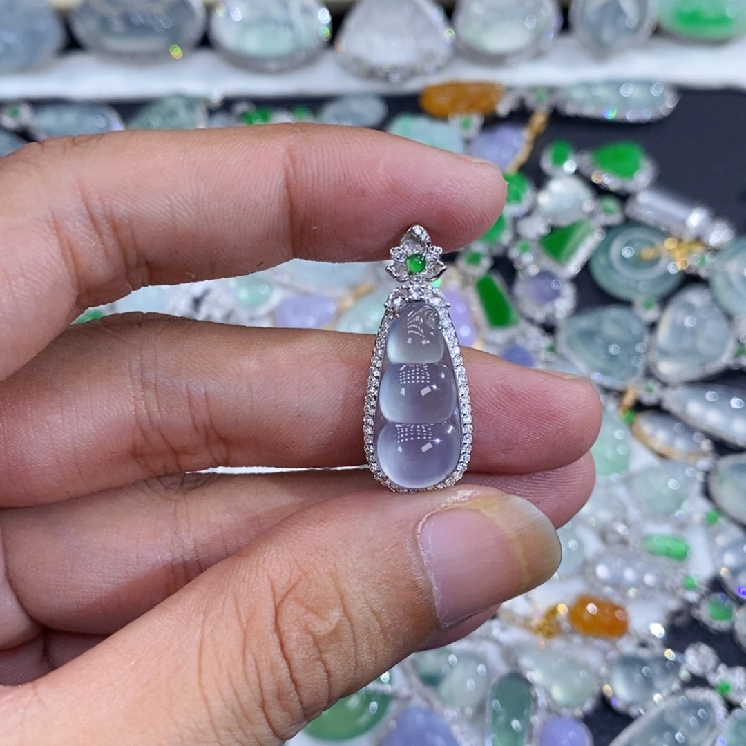 翡翠18K金镶嵌颈饰