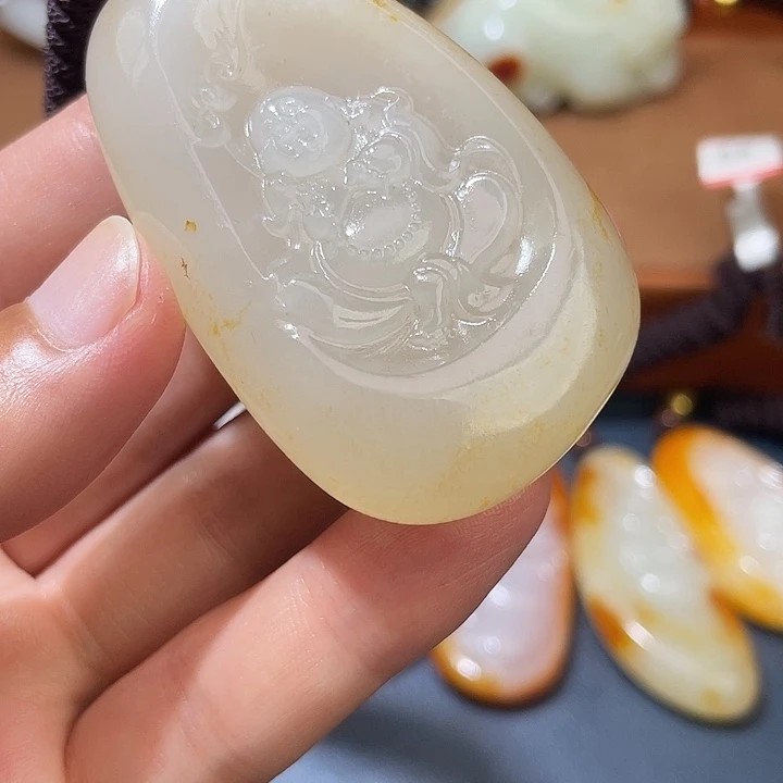 两***人颈饰未镶嵌和田玉