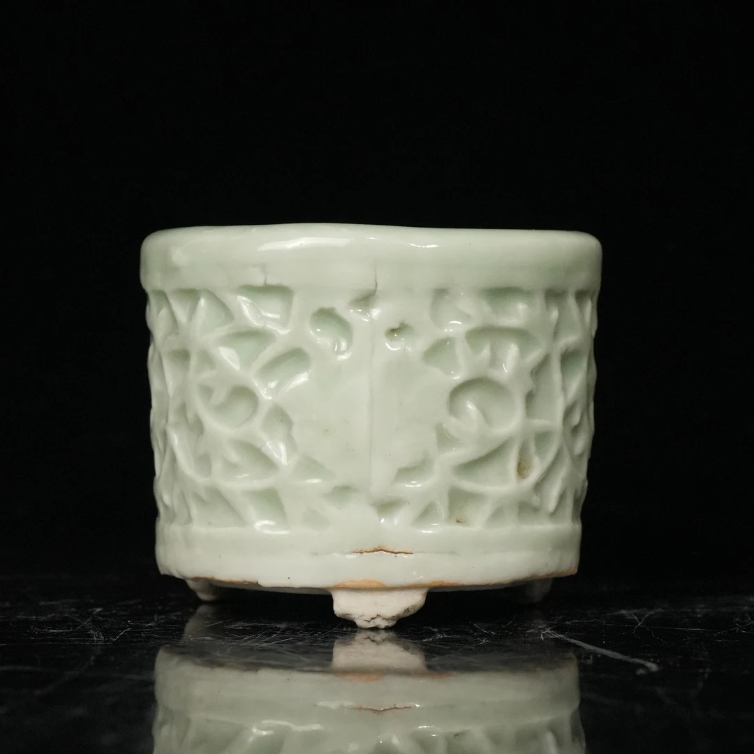 lot16258 6316 清中期 粉青釉模印缠枝莲纹琴炉 H:6.4