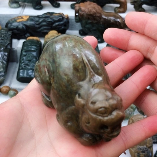 未镶嵌岫岩河磨玉（透闪石质玉）把件