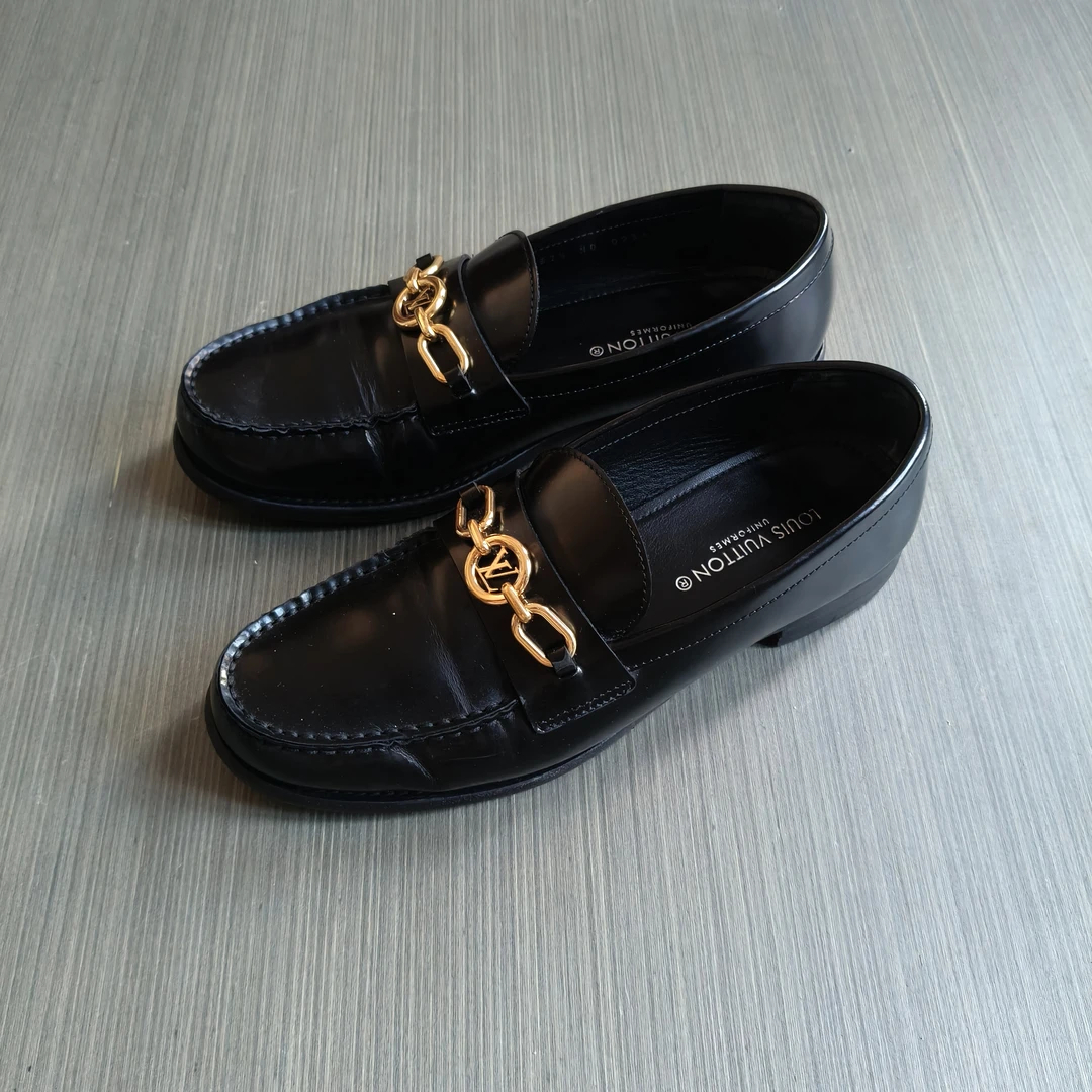 95新 LouisVuitton/路易威登 37.5码/经典金属大logo低帮休闲皮鞋