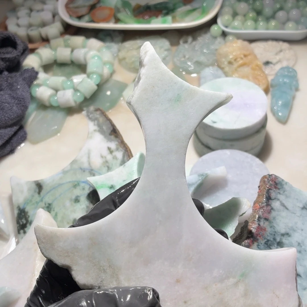 翡翠足铂镶嵌颈饰边角料