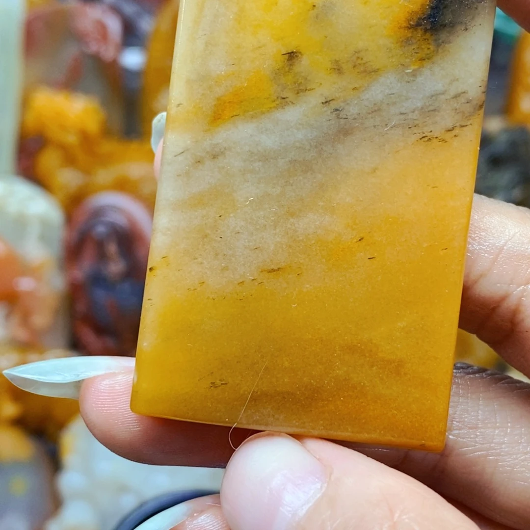 石英质玉（黄龙玉）未镶嵌颈饰