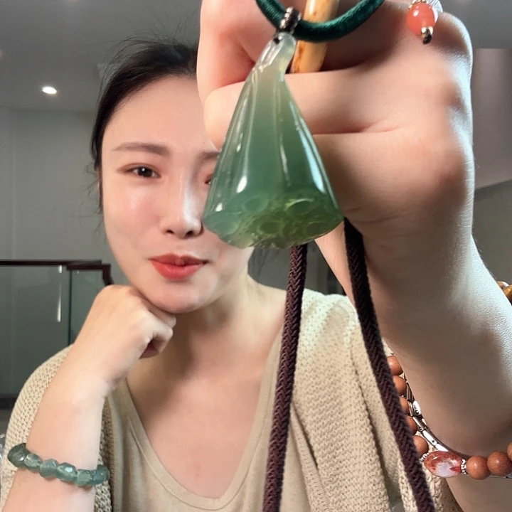 楠***城未镶嵌蛇纹石玉颈饰