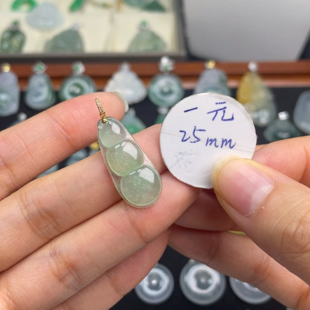 翡翠未镶嵌颈饰豆豆