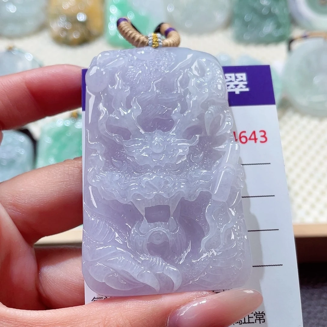 翡翠未镶嵌颈饰龙