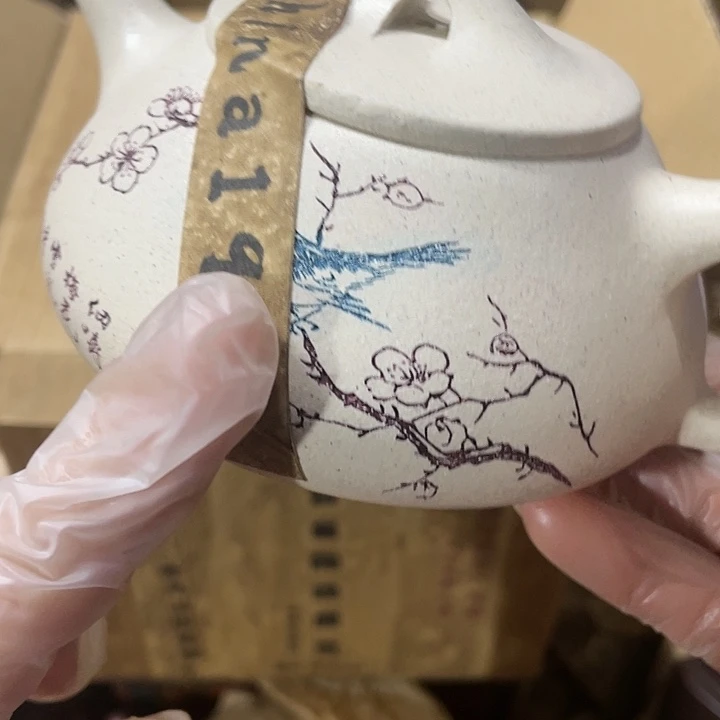 紫砂茶壶矿泥要手工制作的一把紫砂壶。