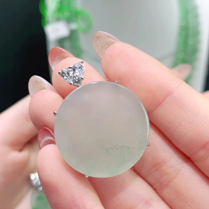 J***敏石英质玉（非洲翠）未镶嵌颈饰