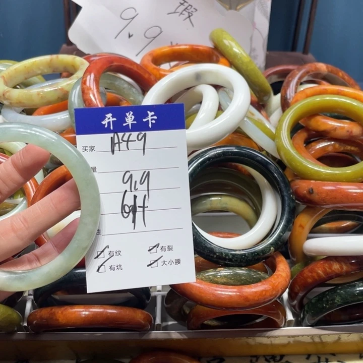 蛇纹石玉手镯未镶嵌凡*点