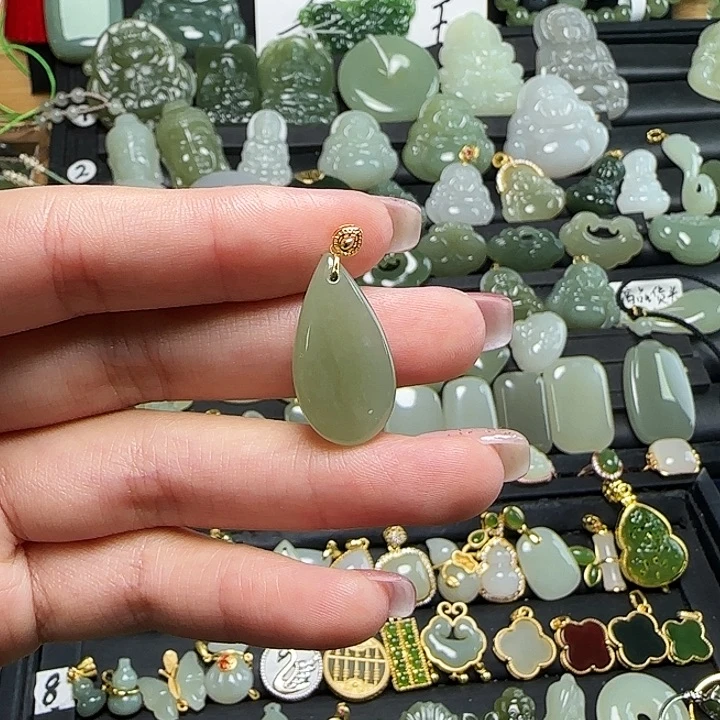 颈饰18K金镶嵌和田玉