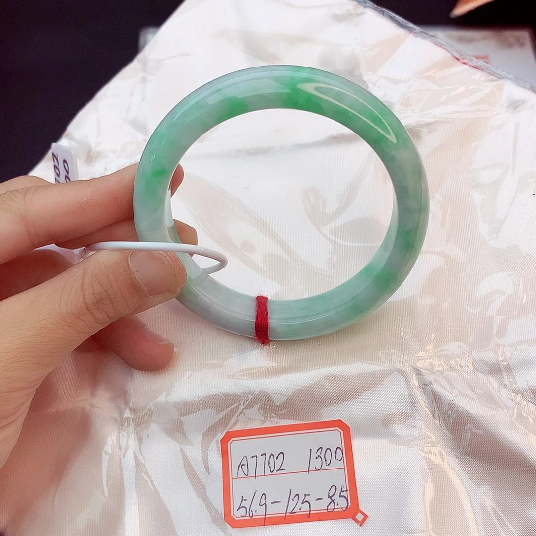 翡翠手镯未镶嵌翡翠