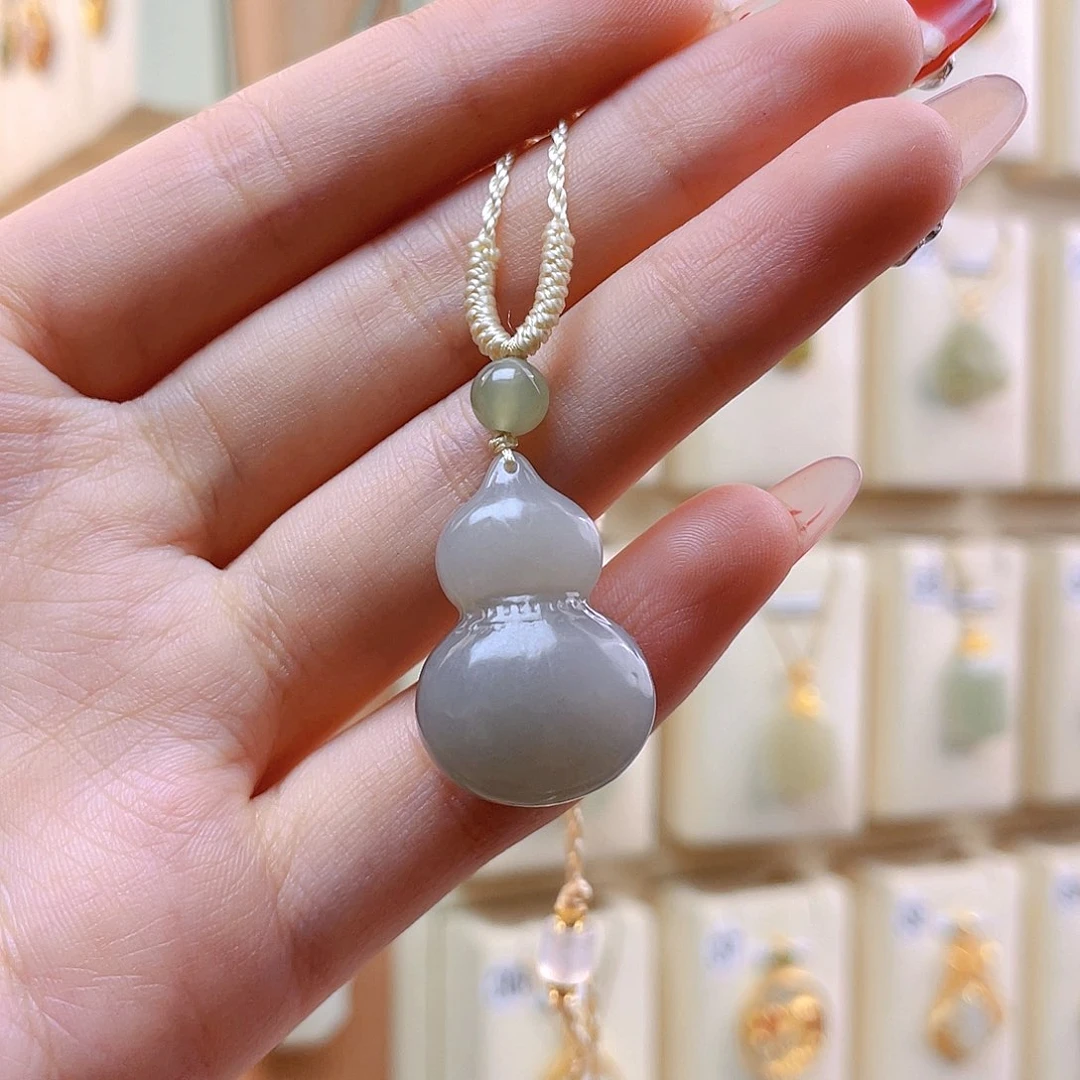 和田玉吊坠(赠链)未镶嵌小***皮