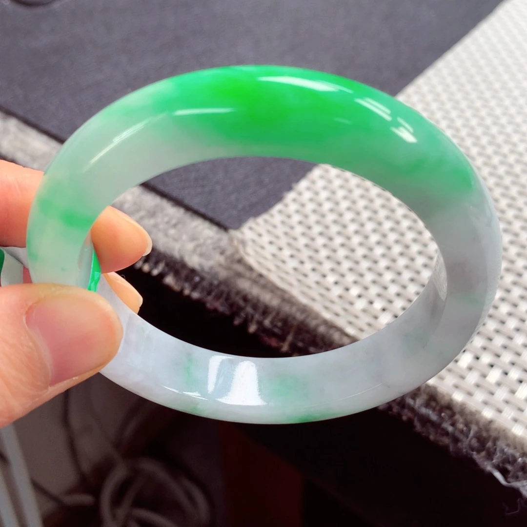 翡翠手镯未镶嵌缅甸