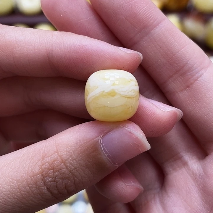 琥珀未镶嵌裸石14.1*13.2mm瑕