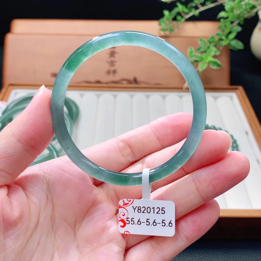 未镶嵌手镯（圆镯）翡翠