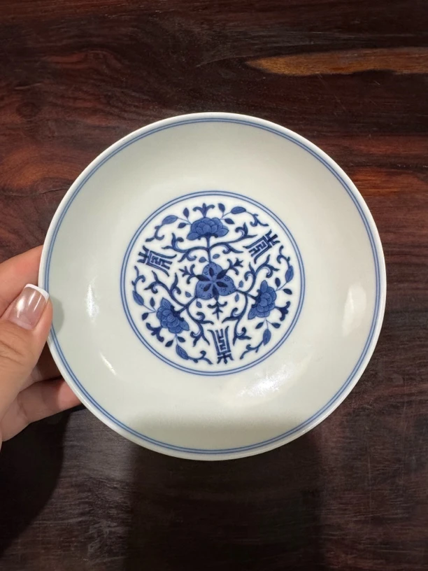 青花莲托寿字纹盘子