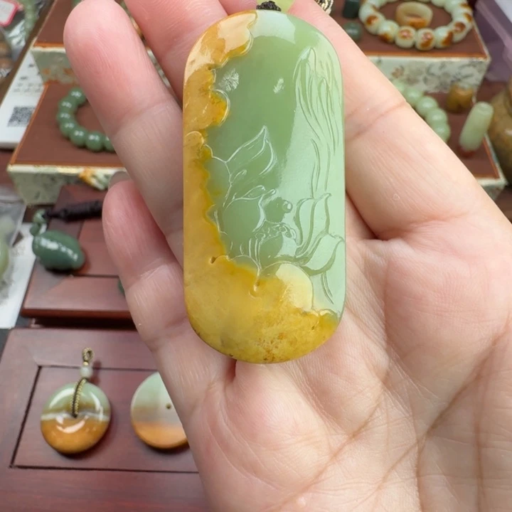 莫***离岫岩河磨玉（透闪石质玉）未镶嵌颈饰