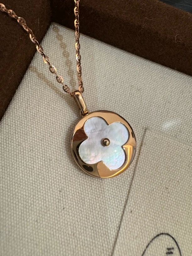 18K金镶嵌贝母老花吊坠不含链