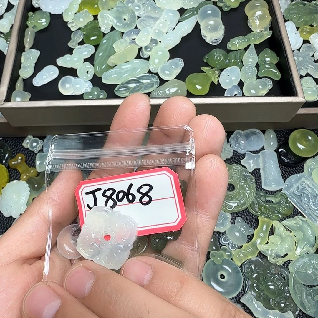 蛇纹石玉颈饰未镶嵌小****?
