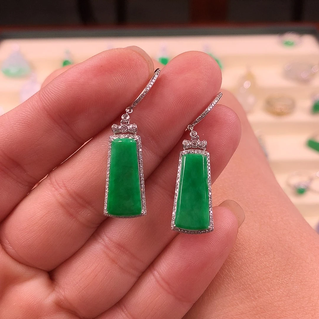 18K金镶嵌翡翠耳饰缅料